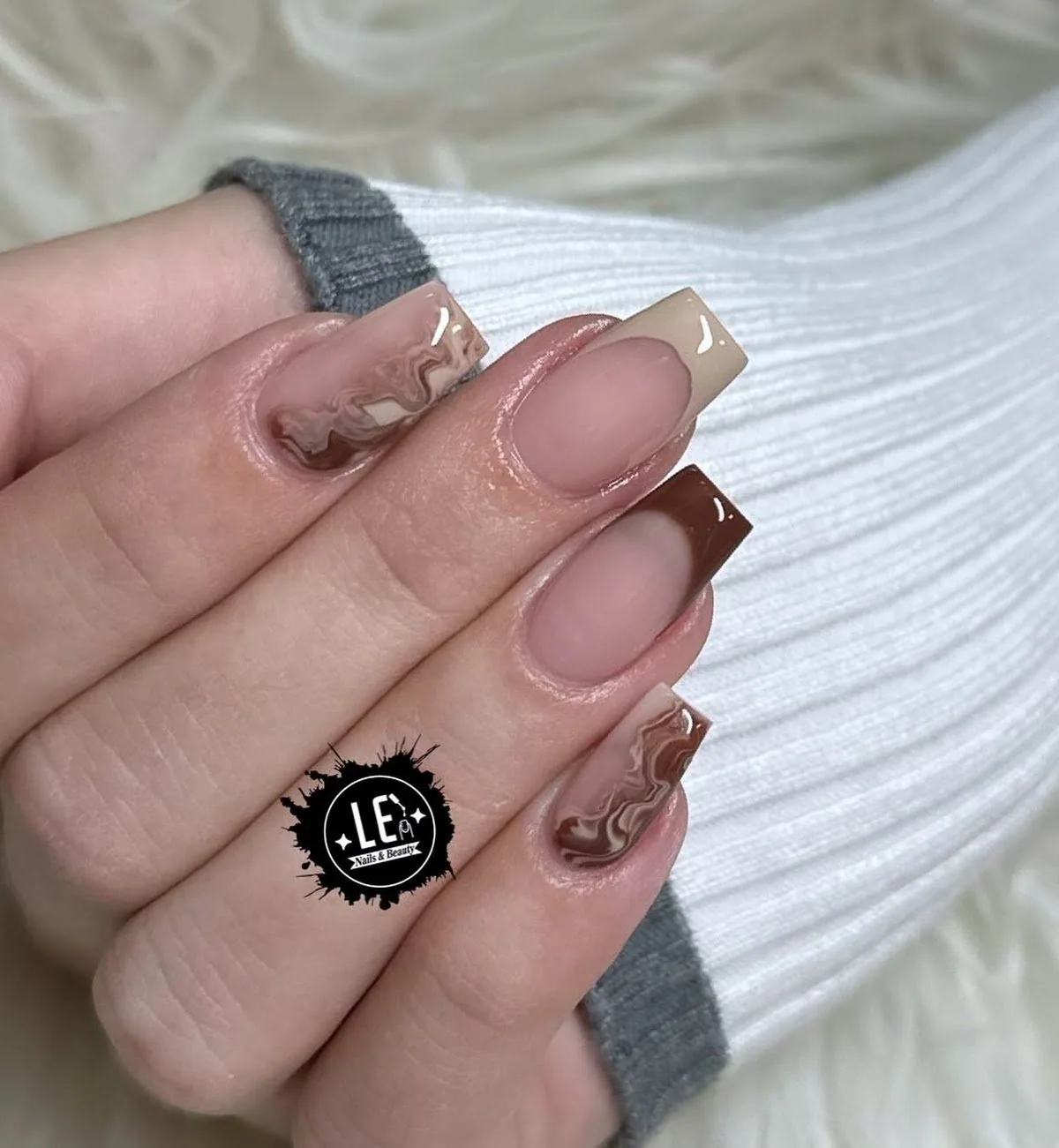 Nude-Nägel mit braunen Spitzen und Gold-Details