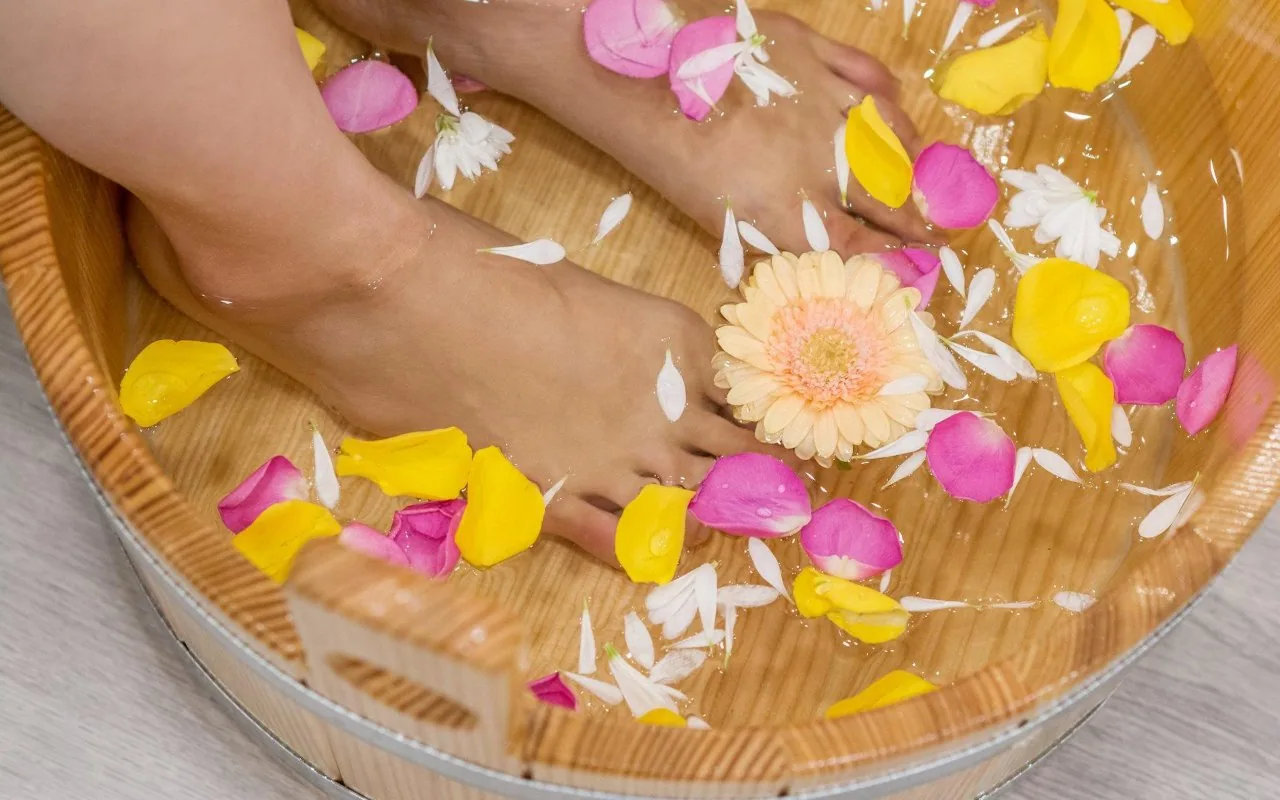 Pedicure-Fussbad mit Blüten